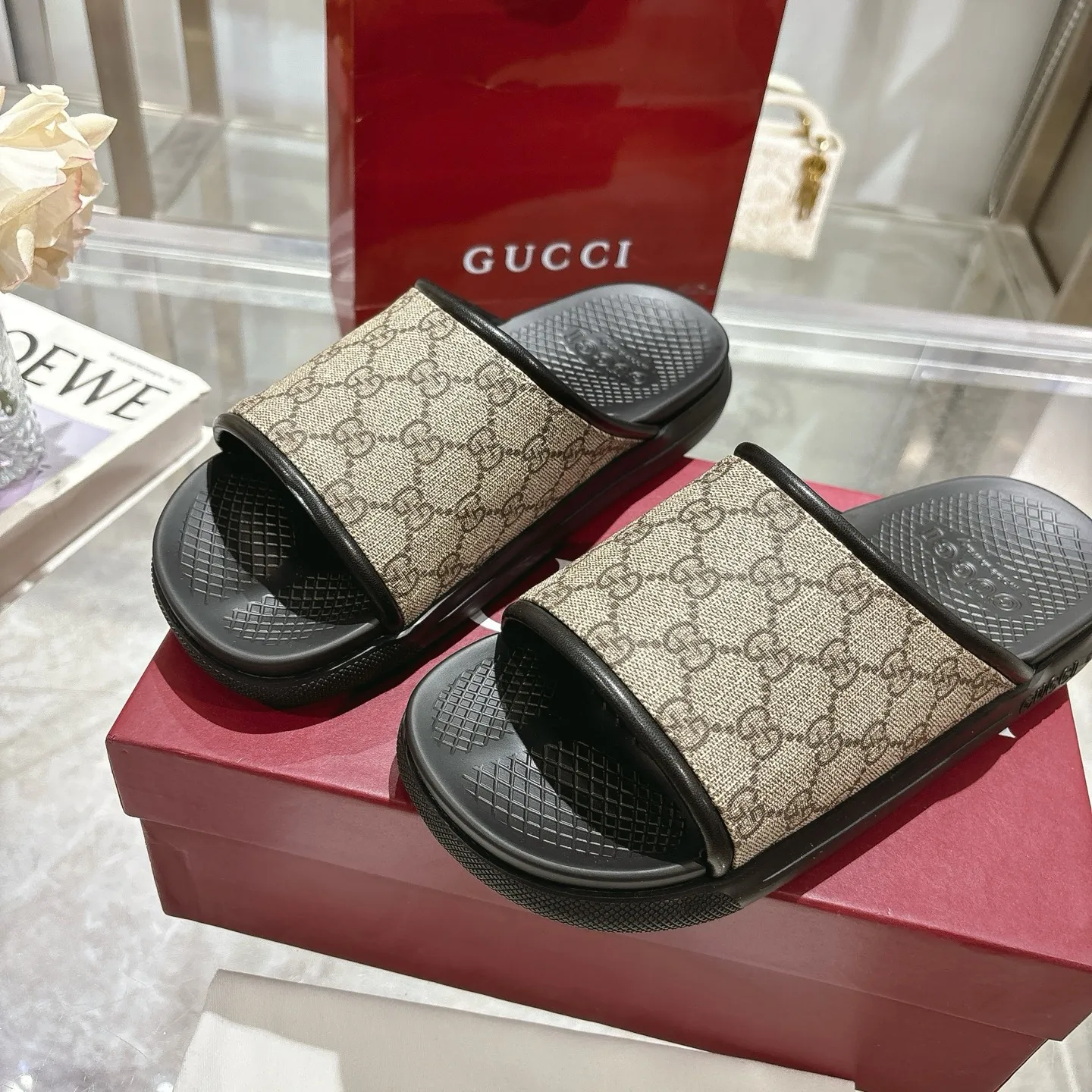 p400🐮🐮New summer men's slip-on slippers. Inspired by the summer spirit and beach clubs of the Italian coast, this piece is part of Gucci Lido. The Pre-Fall collection reinterprets the brand's signature elements and sophisticated patterns in a contemporary way. Made from black rubber, these flat sandals feature a slip-on design that reinterprets the brand's distinctive green and red web design. GG Classic Upper Men's Molded Rubber Footbed Gucci Logo Flat Made in Italy Size: Men's 40 to 47,